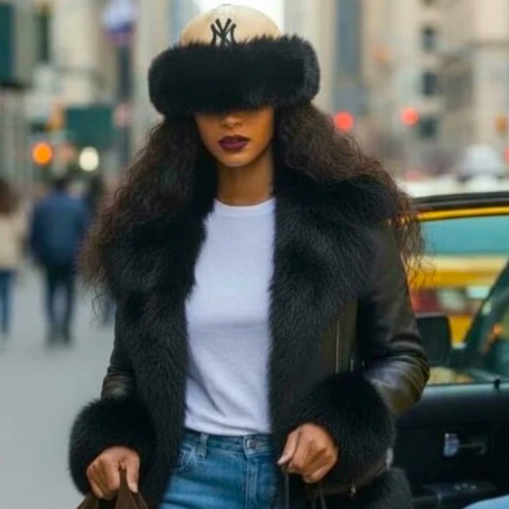 NY Yankees Stylish Cap with Genuine Navy Fox Fur Trim